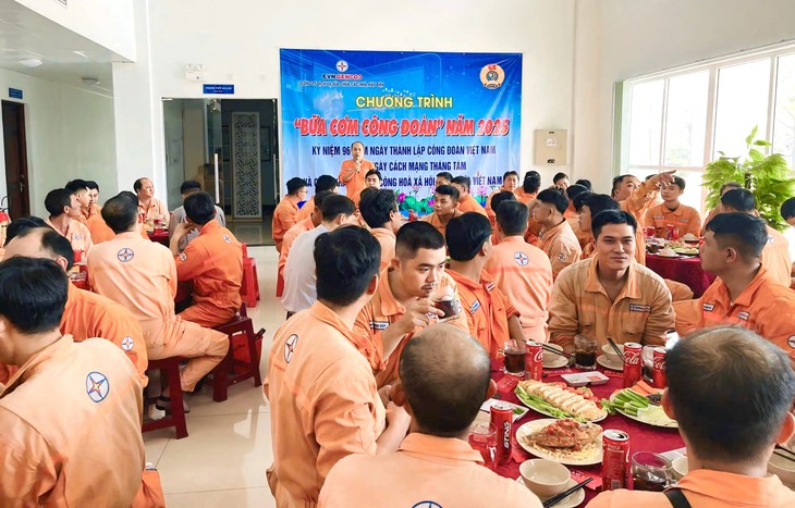 ‘Bữa cơm Công đoàn’ gắn kết người lao động EVNGENCO3 - Ảnh 1.