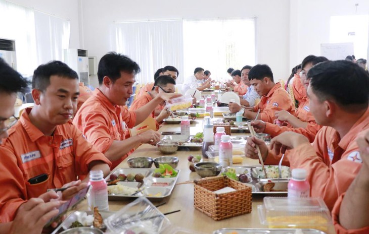 ‘Bữa cơm Công đoàn’ gắn kết người lao động EVNGENCO3 - Ảnh 4.