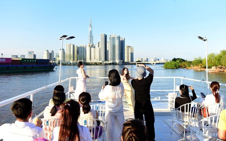 Nước lũ sông Mekong dâng cao , cảnh sát giao thông đảm bảo an toàn giao thông thủy - Ảnh 3.