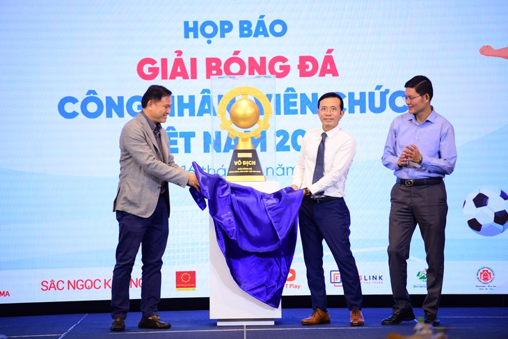 Chiếc cúp đặc biệt Giải bóng đá công nhân, viên chức Việt Nam 2025 - Ảnh 2.