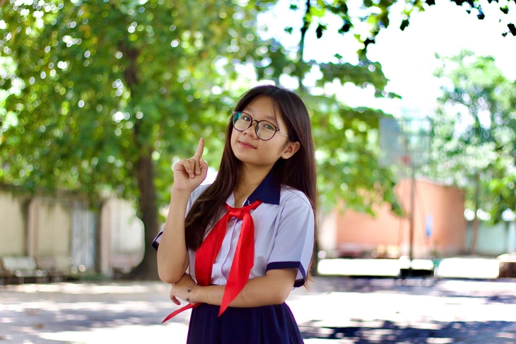 Cháu gái gom phế liệu bán để mời bà ngoại từng tải đạn, đào hào đi xem phim Mưa đỏ - Ảnh 1.