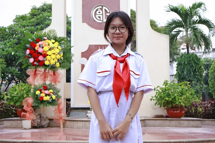 Cháu gái gom phế liệu bán để mời bà ngoại từng tải đạn, đào hào đi xem phim Mưa đỏ - Ảnh 5.