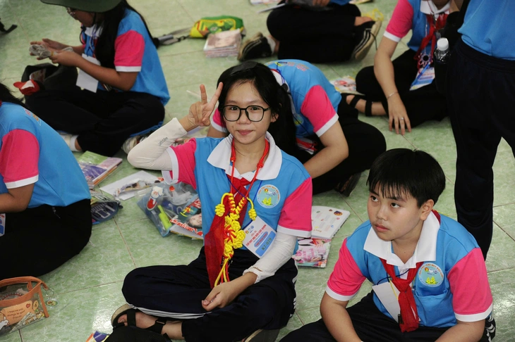 Cháu gái gom phế liệu bán để mời bà ngoại từng tải đạn, đào hào đi xem phim Mưa đỏ - Ảnh 4.