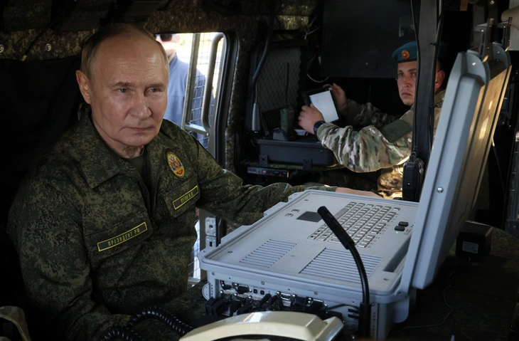 Ông Putin khoác áo lính dự tập trận chung Zapad - Ảnh 1. Ông Putin khoác áo lính dự tập trận chung Nga - Belarus - Ảnh 1.