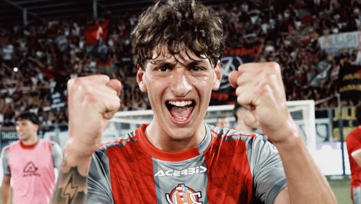 Hậu vệ mới tỏa sáng ở Serie A khốn khổ vì cái họ Mussolini - Ảnh 3.