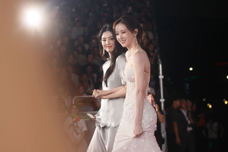 Khai mạc Liên hoan phim Busan: Lisa chiếm trọn mọi khung hình trên thảm đỏ - Ảnh 3. Lisa và No Other Choice chiếm trọn spotlight trên thảm đỏ khai mạc Liên hoan phim Busan - Ảnh 3.