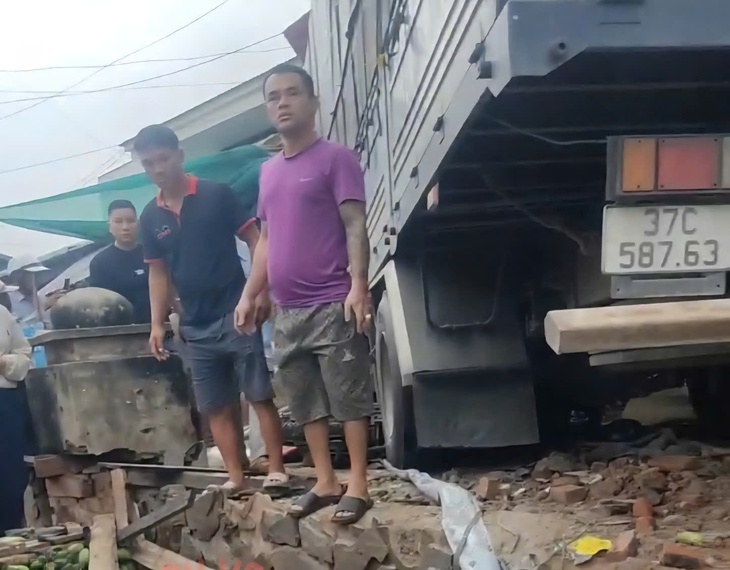 Tài xế xe tải lao xe vào chợ Tân Long khiến 3 người chết bị khởi tố - Ảnh 2.