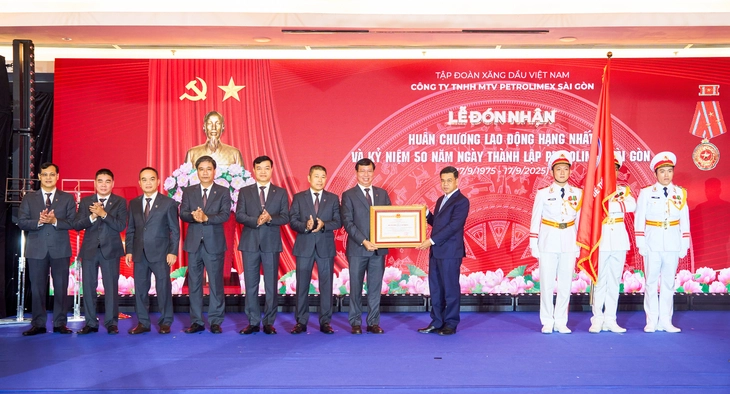 Petrolimex Sài Gòn kỷ niệm 50 năm thành lập và đón nhận Huân chương Lao động hạng nhất - Ảnh 2.