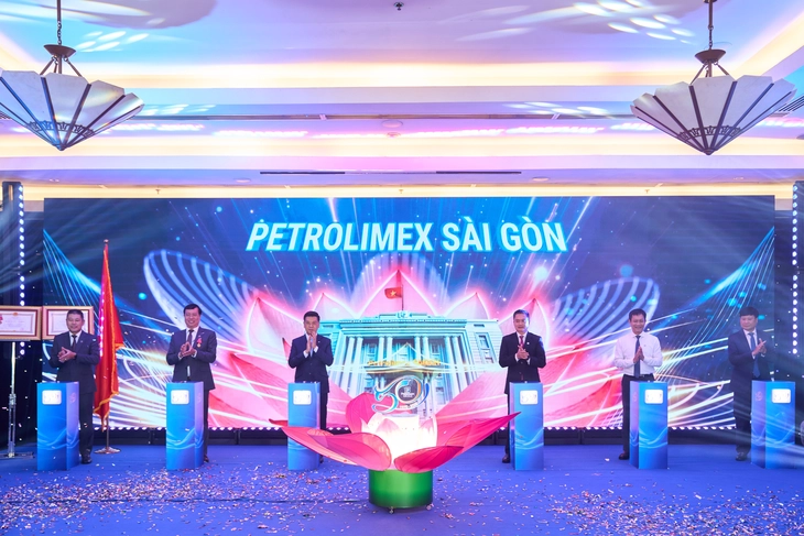 Petrolimex Sài Gòn kỷ niệm 50 năm thành lập và đón nhận Huân chương Lao động hạng nhất - Ảnh 1.
