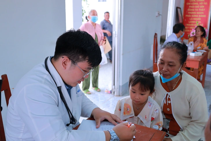 Bác sĩ trẻ lan tỏa tình thương - Ảnh 2.