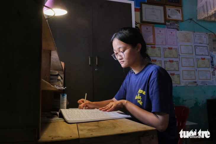 Không chọn được hoàn cảnh sinh ra, Ngọc Ánh làm công nhân kiếm học phí vào trường y danh giá - Ảnh 1.