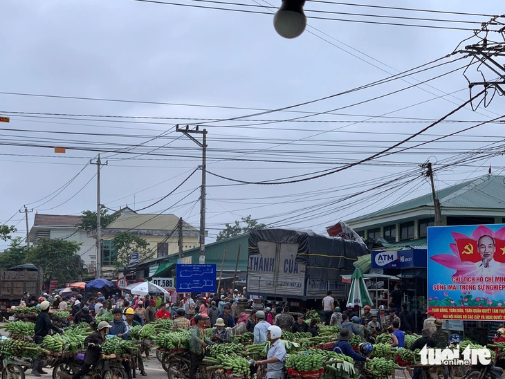 Xe tải mất lái lao vào chợ, 3 người tử vong, 7 bị thương - Ảnh 2.