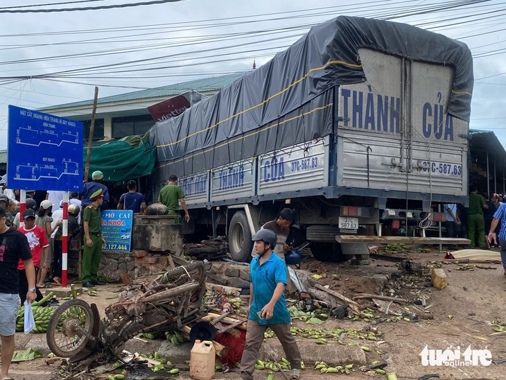 Xe tải mất lái lao vào chợ, 3 người tử vong, 7 bị thương - Ảnh 3.