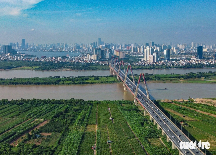 Cầu Nhật Tân được dựng rào chắn, tách riêng làn ô tô và xe máy - Ảnh 1.