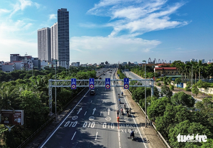Cầu Nhật Tân được dựng rào chắn, tách riêng làn ô tô và xe máy - Ảnh 2.