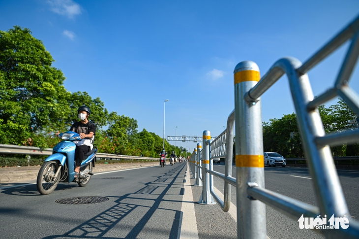 Cầu Nhật Tân được dựng rào chắn, tách riêng làn ô tô và xe máy - Ảnh 3.