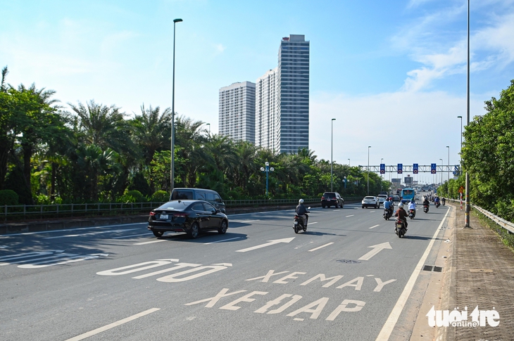 Cầu Nhật Tân được dựng rào chắn, tách riêng làn ô tô và xe máy - Ảnh 4.
