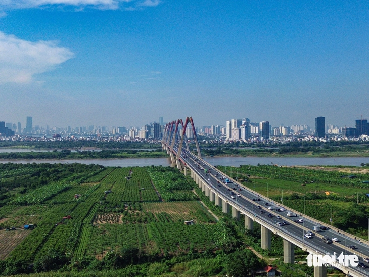Cầu Nhật Tân được dựng rào chắn, tách riêng làn ô tô và xe máy - Ảnh 5.