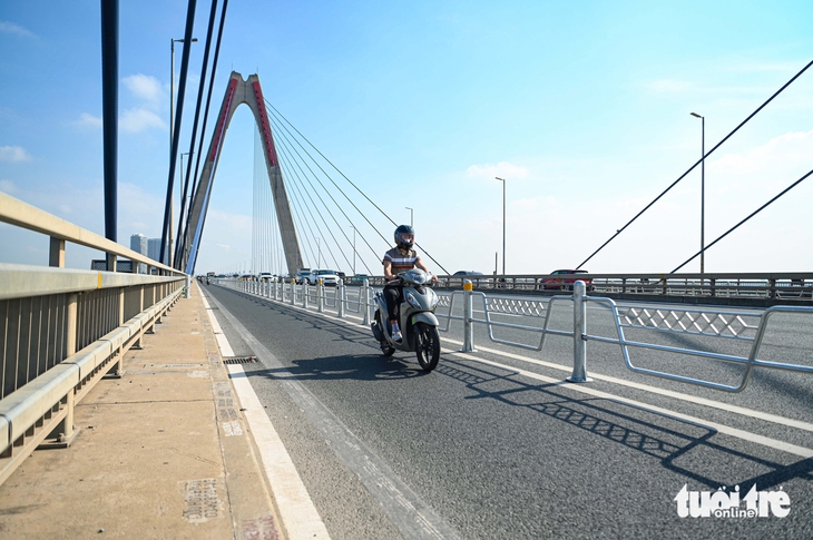 Cầu Nhật Tân được dựng rào chắn, tách riêng làn ô tô và xe máy - Ảnh 7.