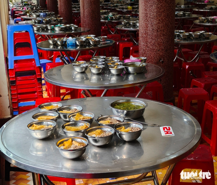 Trường bán trú bị tố dùng thực phẩm bẩn báo cáo gì? - Ảnh 3.