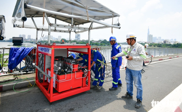 Bật mí kỹ thuật chưa từng có giúp nâng cao cầu Bình Triệu 1 nặng 11.000 tấn - Ảnh 1.