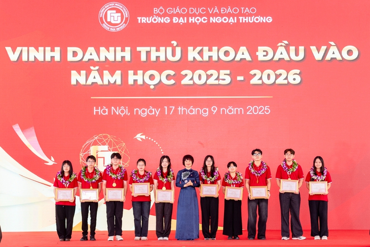 Thủ khoa gây 'bão' mạng Nguyễn Lê Hiền Mai: 'Đừng nên so sánh mình với bất kỳ ai khác' - Ảnh 2.