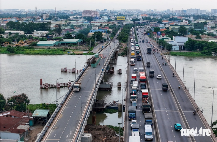 Sau khi nâng cầu Bình Triệu 1, TP.HCM tiếp tục rà soát các cầu thấp, cũ - Ảnh 2.