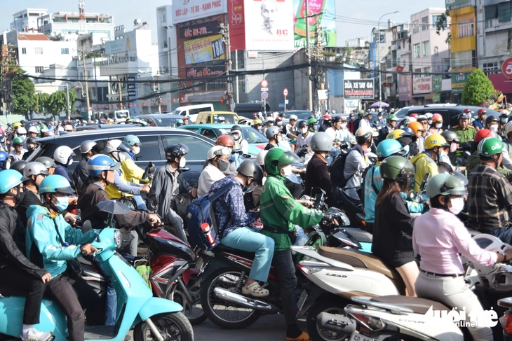 Vòng xoay Công trường Dân Chủ thường xuyên kẹt xe, dân mong sớm tháo dỡ 'lô cốt' - Ảnh 2.