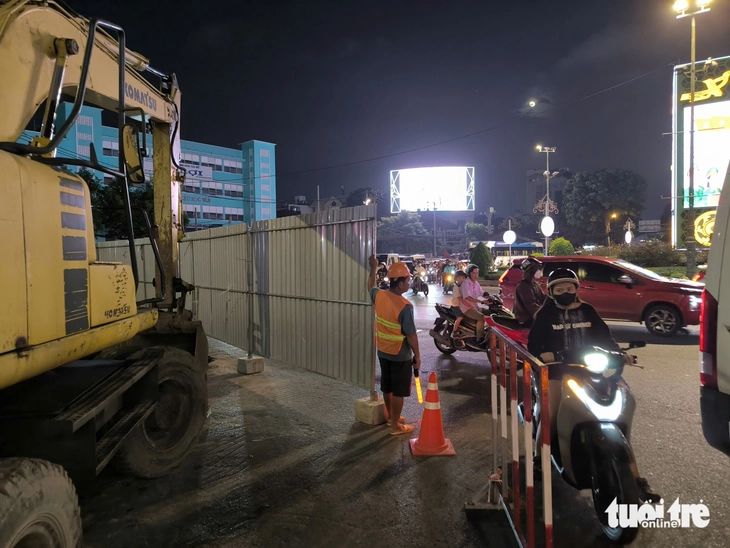 Vòng xoay Công trường Dân Chủ thường xuyên kẹt xe, dân mong sớm tháo dỡ 'lô cốt' - Ảnh 8.