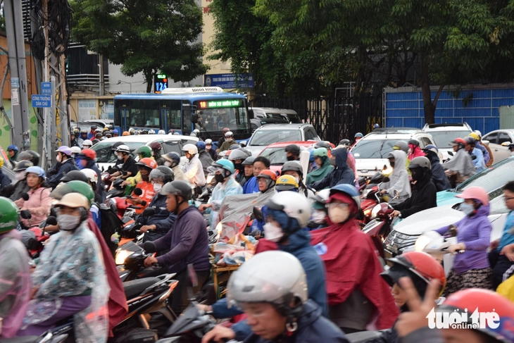 Vòng xoay Công trường Dân Chủ thường xuyên kẹt xe, dân mong sớm tháo dỡ 'lô cốt' - Ảnh 1.