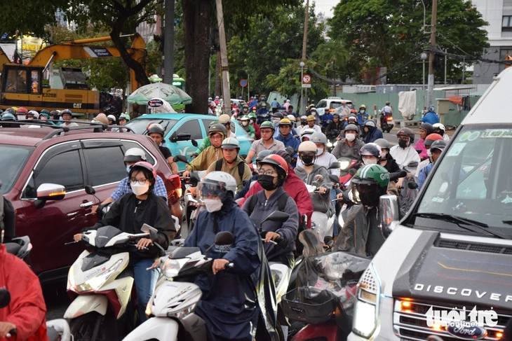Vòng xoay Công trường Dân Chủ thường xuyên kẹt xe, dân mong sớm tháo dỡ 'lô cốt' - Ảnh 3.