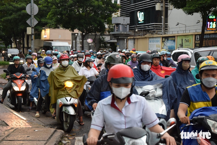 Vòng xoay Công trường Dân Chủ thường xuyên kẹt xe, dân mong sớm tháo dỡ 'lô cốt' - Ảnh 4.