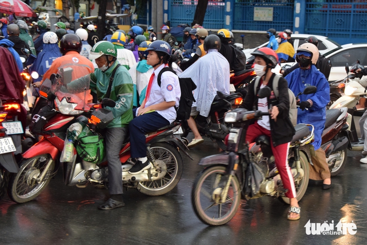 Vòng xoay Công trường Dân Chủ thường xuyên kẹt xe, dân mong sớm tháo dỡ 'lô cốt' - Ảnh 6.