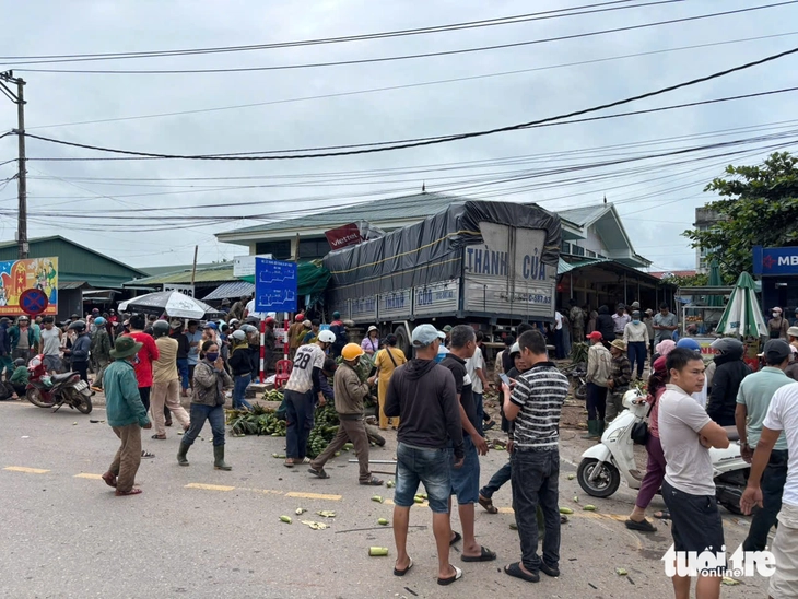 Vụ xe tải lao vào chợ khiến 3 người chết: Sớm di dời chợ chuối đến nơi khác - Ảnh 1.