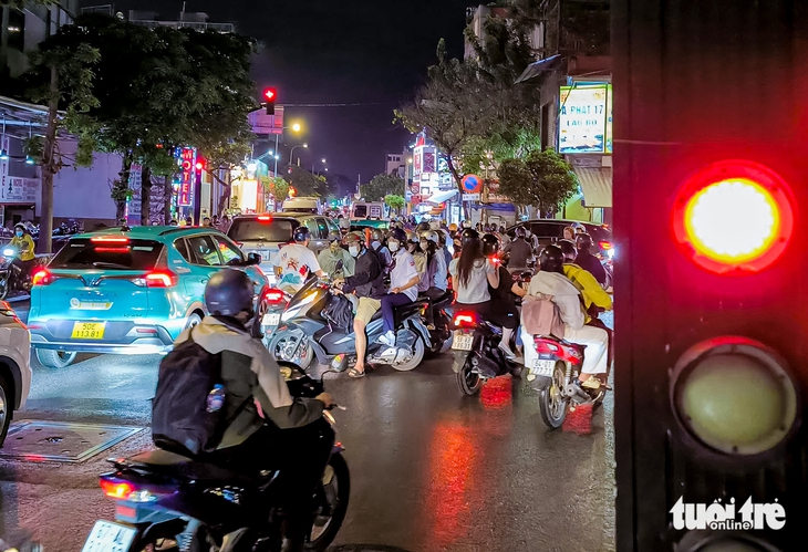 Đèn đỏ 'trêu ngươi' 30 phút trên đường Nơ Trang Long - Ảnh 1.