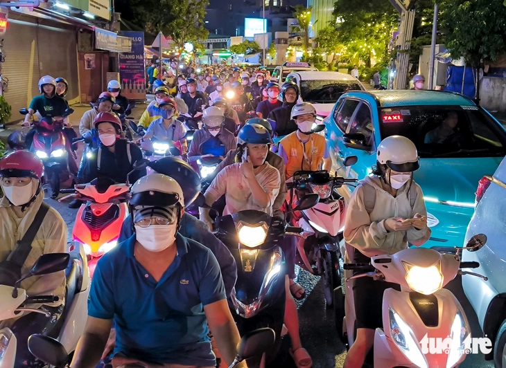 Đèn đỏ 'trêu ngươi' 30 phút trên đường Nơ Trang Long - Ảnh 2.