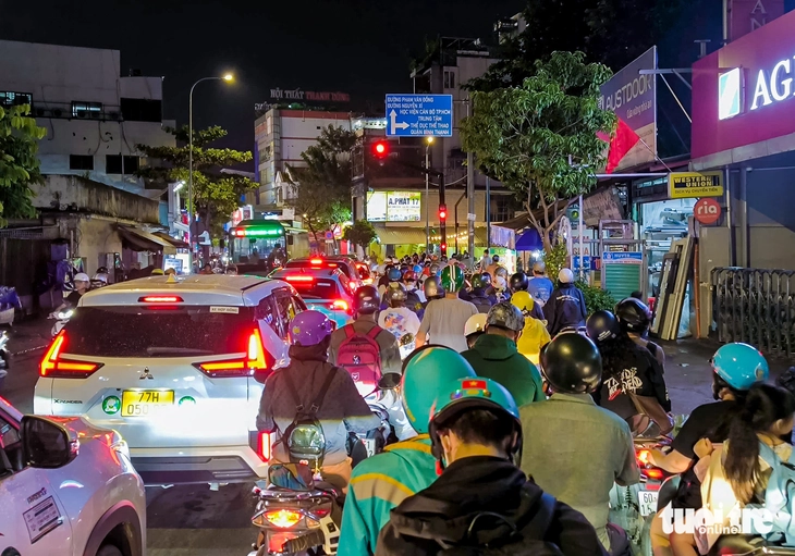 Đèn đỏ 'trêu ngươi' 30 phút trên đường Nơ Trang Long - Ảnh 3.