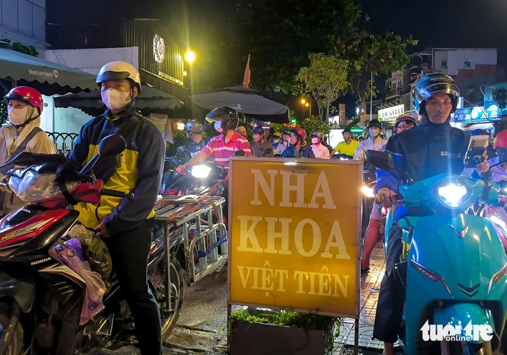 Đèn đỏ 'trêu ngươi' 30 phút trên đường Nơ Trang Long - Ảnh 4.