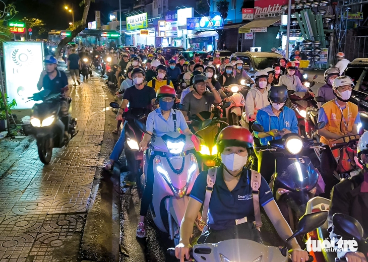 Đèn đỏ 'trêu ngươi' 30 phút trên đường Nơ Trang Long - Ảnh 5.