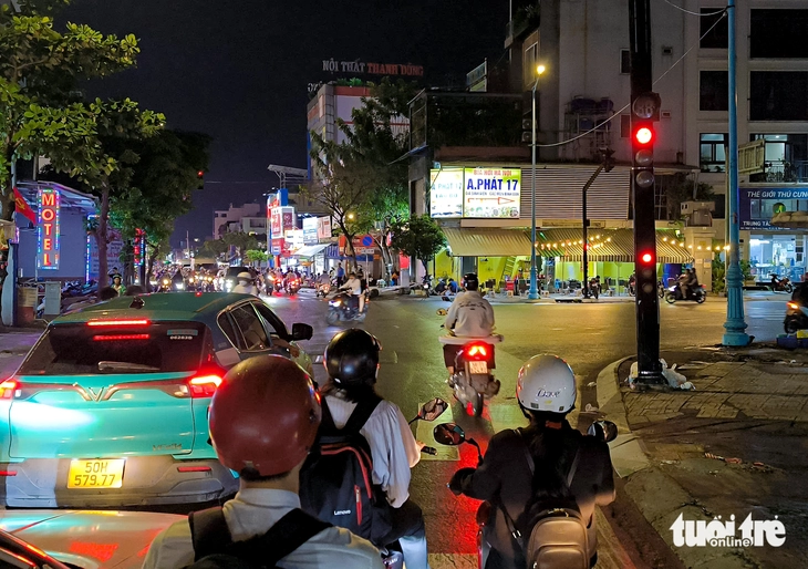 Đèn đỏ 'trêu ngươi' 30 phút trên đường Nơ Trang Long - Ảnh 6.