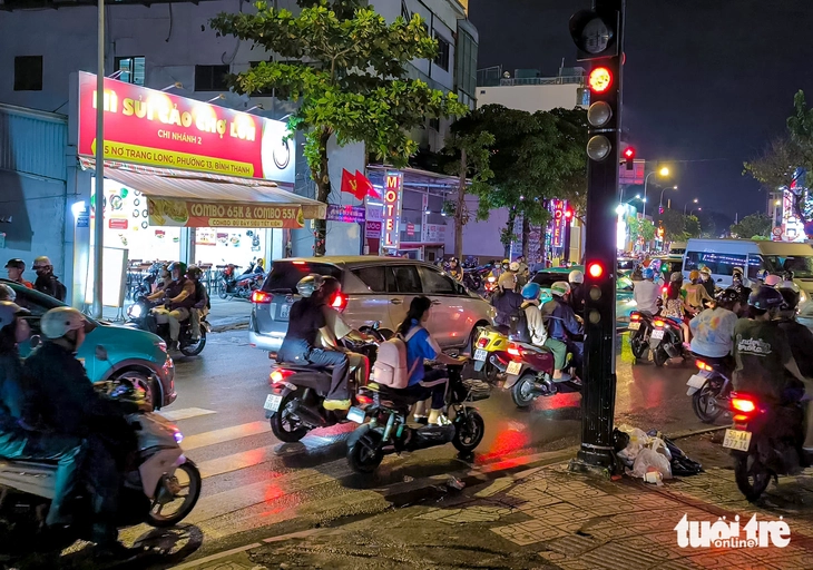 Đèn đỏ 'trêu ngươi' 30 phút trên đường Nơ Trang Long - Ảnh 7.
