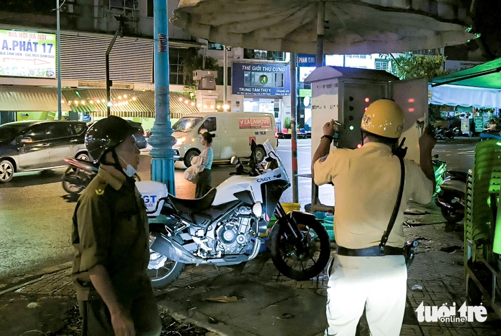 Đèn đỏ 'trêu ngươi' 30 phút trên đường Nơ Trang Long - Ảnh 8.