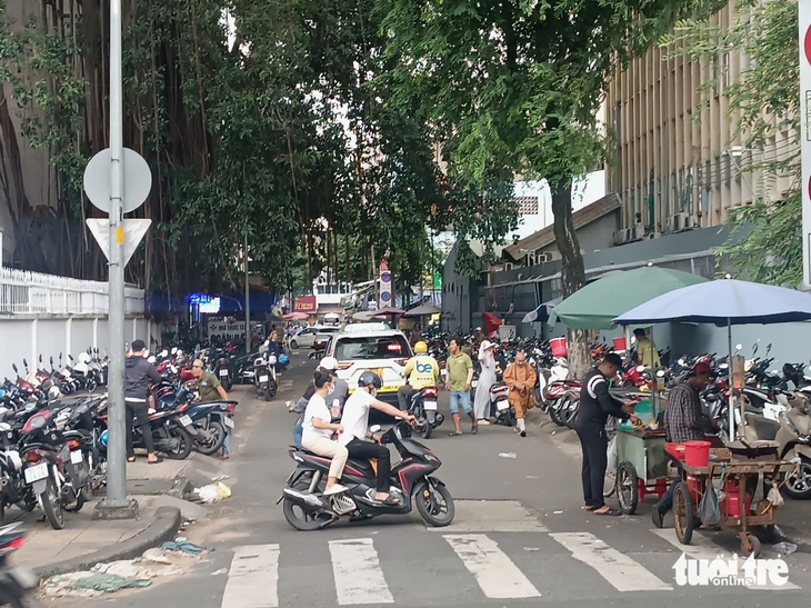 Lấn chiếm vỉa hè ngay trước camera giám sát vì biết thời gian lực lượng chức năng làm việc? - Ảnh 1.