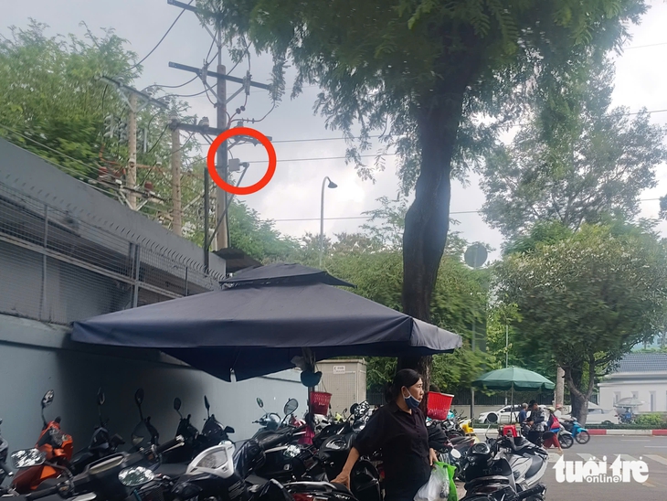 Lấn chiếm vỉa hè ngay trước camera giám sát vì biết thời gian lực lượng chức năng làm việc? - Ảnh 2.
