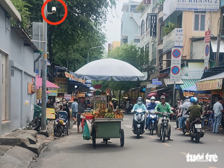 Lấn chiếm vỉa hè ngay trước camera giám sát vì biết thời gian lực lượng chức năng làm việc? - Ảnh 3.