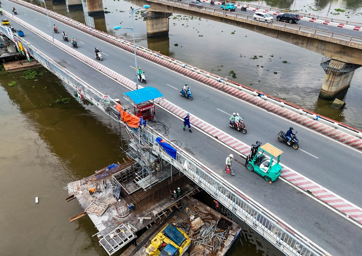 Cầu Bình Triệu 1 đang nâng, xe vẫn chạy bình thường, bạn đọc khen kỹ sư Việt Nam như 'thần đèn' - Ảnh 1.