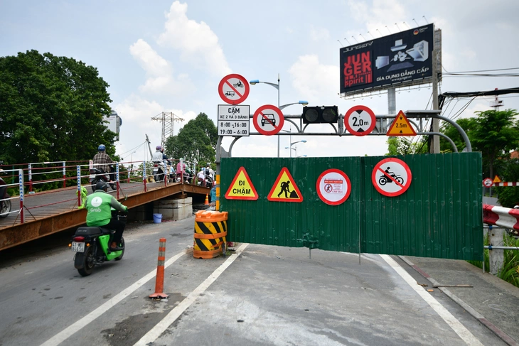 Cầu Bình Triệu 1 đang nâng, xe vẫn chạy bình thường, bạn đọc khen kỹ sư Việt Nam như 'thần đèn' - Ảnh 2.