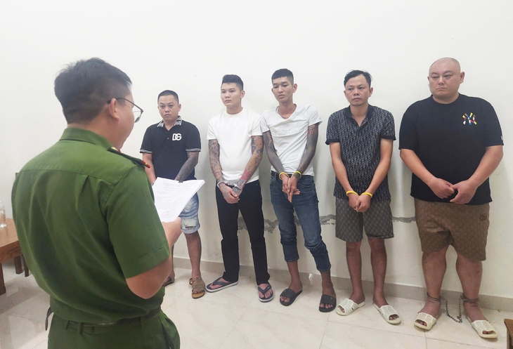 Giải cứu 2 người Trung Quốc bị giam giữ trái pháp luật, đánh đập đến gãy răng - Ảnh 1.