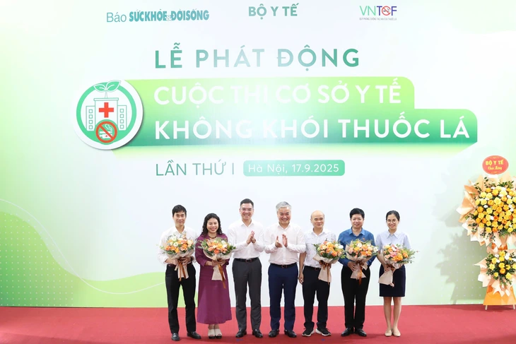 Hút thuốc lá trong bệnh viện: Có chế tài nhưng khó xử lý  - Ảnh 1.