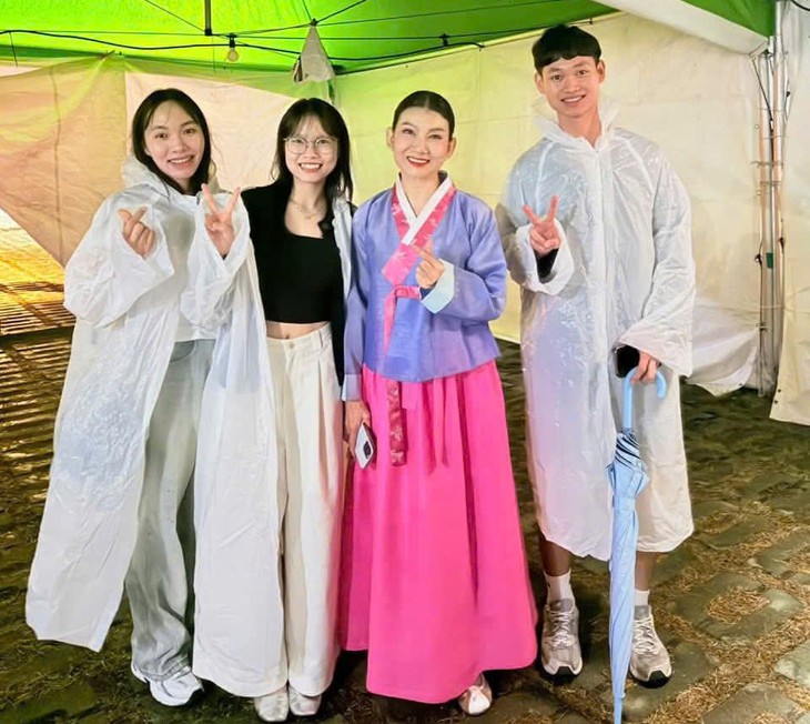 Mỹ Uyên khâm phục tính nghiêm túc, kỷ luật của nghệ sĩ Hàn Quốc - Ảnh 3.
